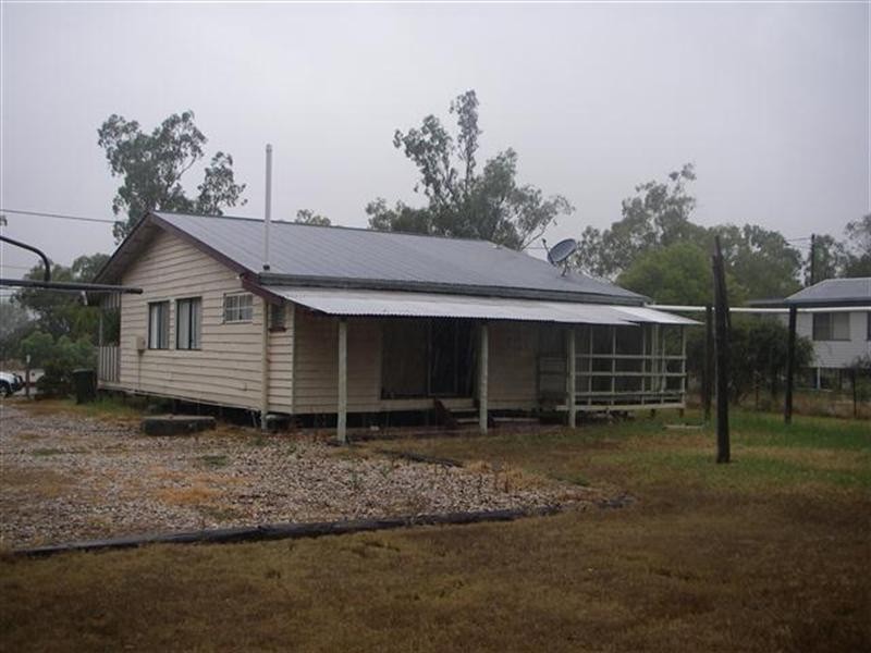 17 Creek Street, Yuleba QLD 4427
