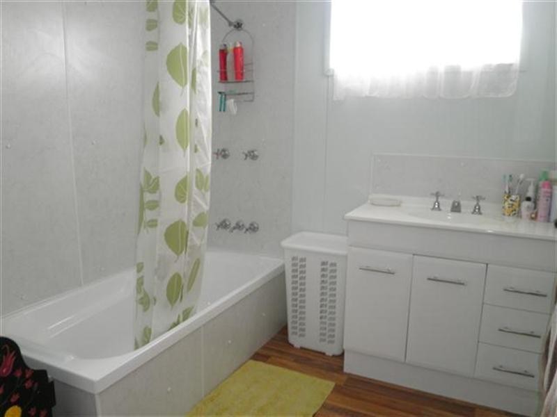 35 Swans Road, Wallumbilla QLD 4428