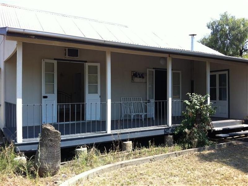 12 School Street, Amby QLD 4462