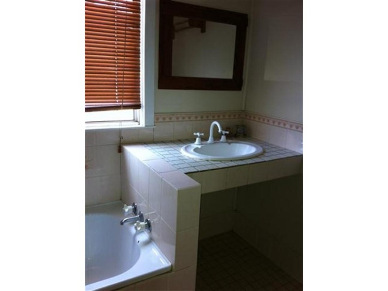 12 School Street, Amby QLD 4462