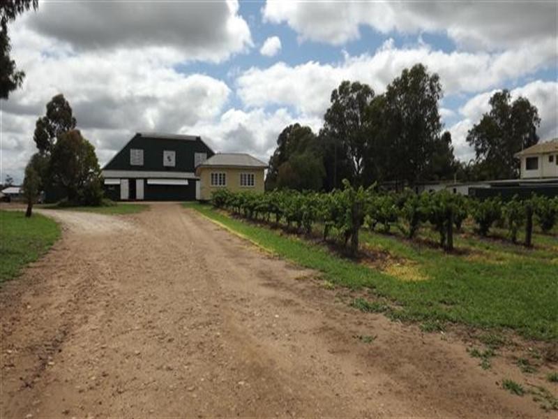 77 Northern Road, Roma QLD 4455