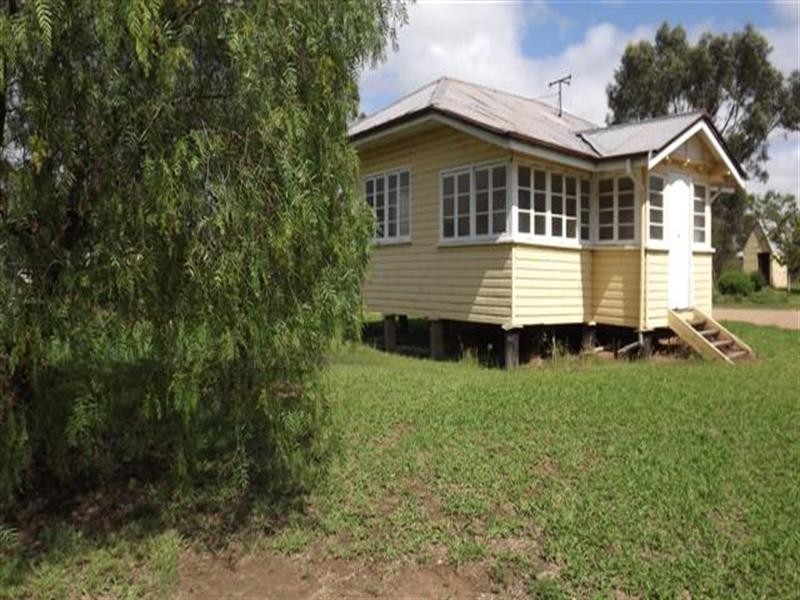 77 Northern Road, Roma QLD 4455