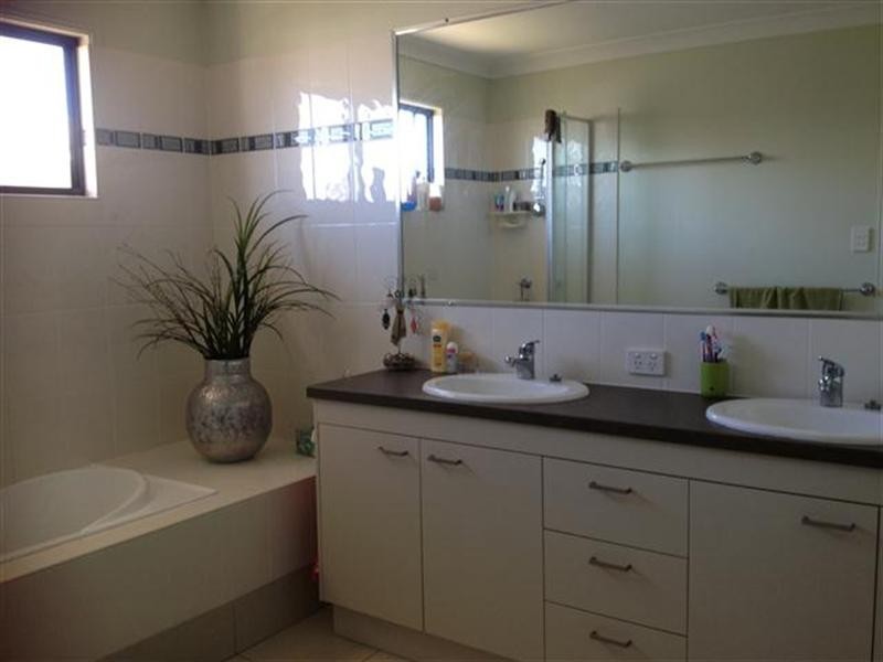 64 Hawthorne Street, Roma QLD 4455