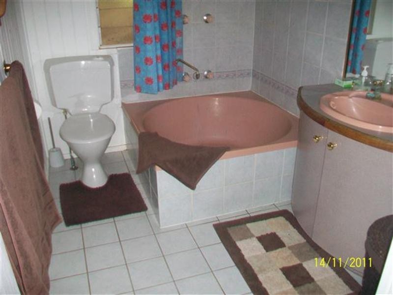 64 Northern Road, Roma QLD 4455