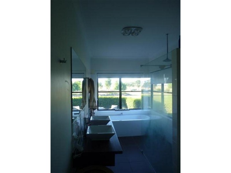 128 Bourne Drive, Roma QLD 4455