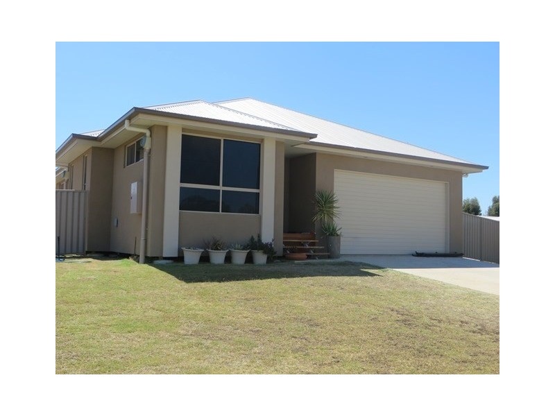11 Bassett Court, Roma QLD 4455
