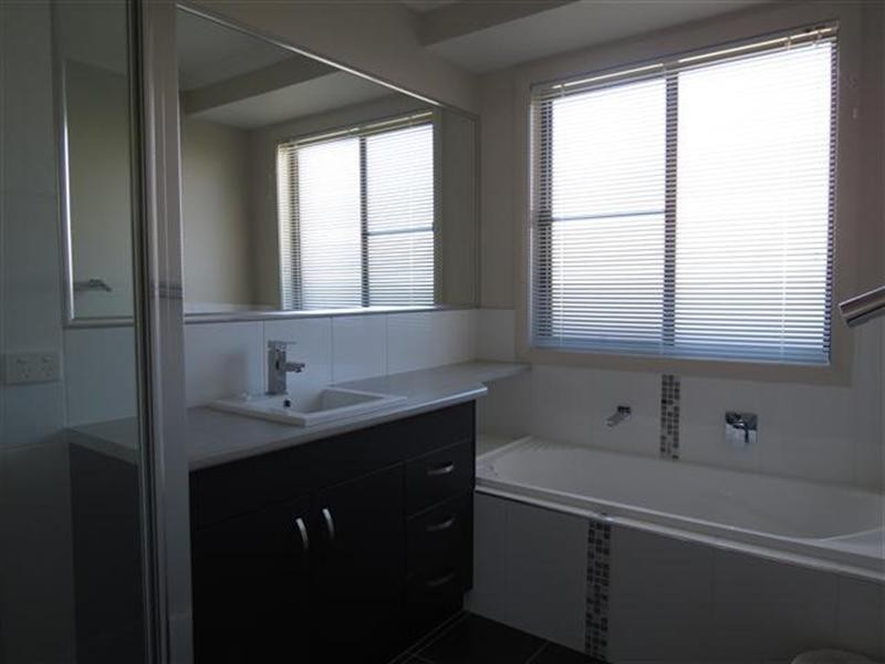 24 Bassett, Roma QLD 4455