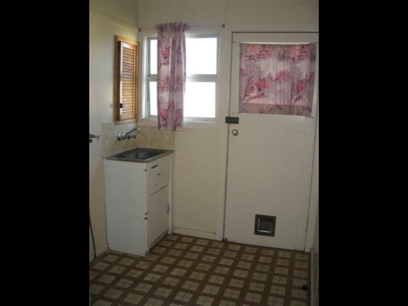 15 Downs Street, Roma QLD 4455