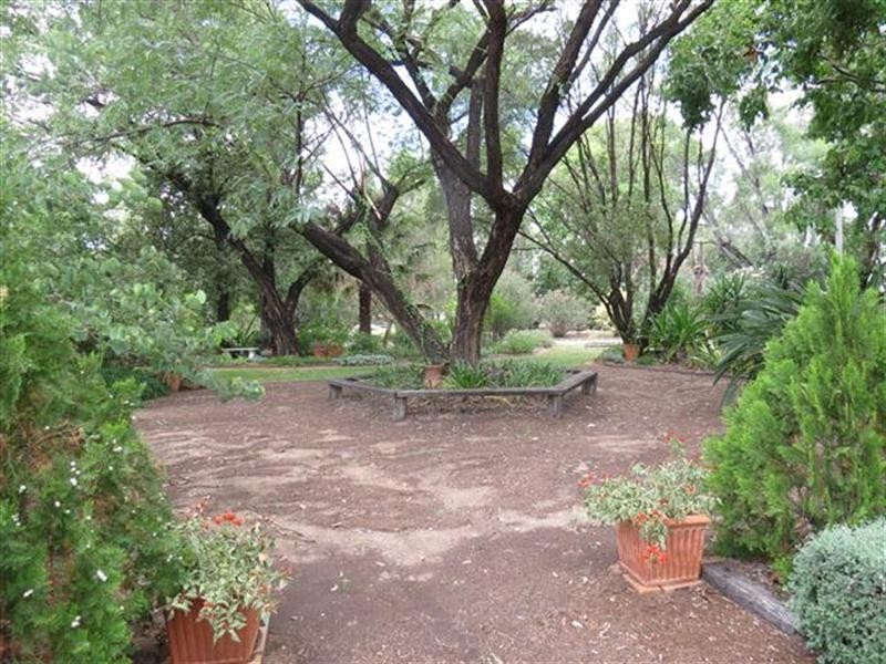 100 Edwardes Street, Roma QLD 4455