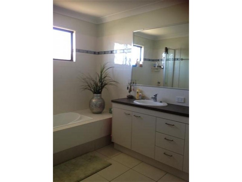 64 Hawthorne Street, Roma QLD 4455