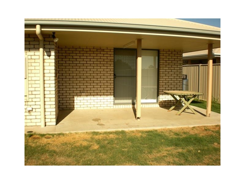 1 & 2/15 Back Avenue, Chinchilla QLD 4413