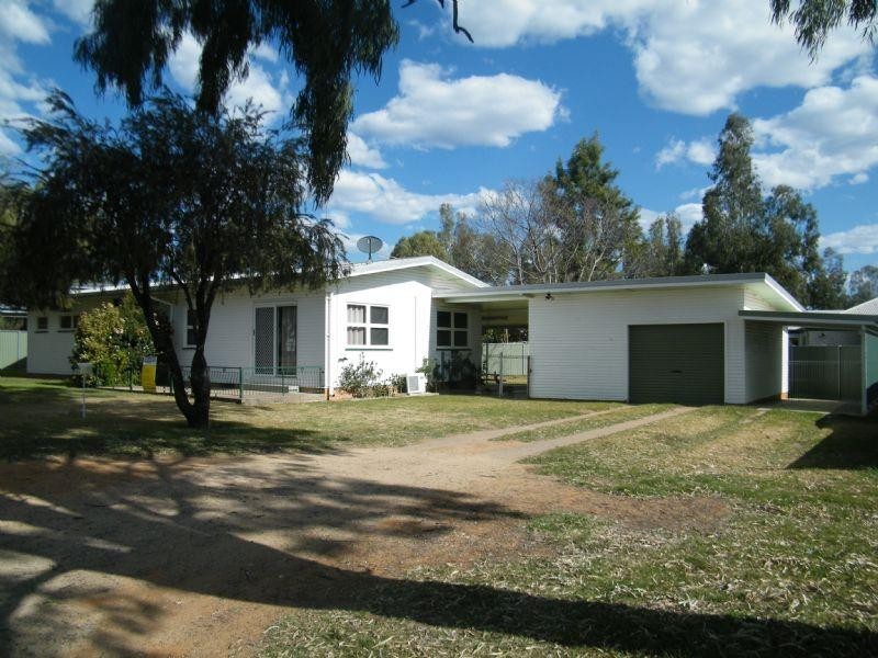 4 Crescent Avenue, Chinchilla QLD 4413