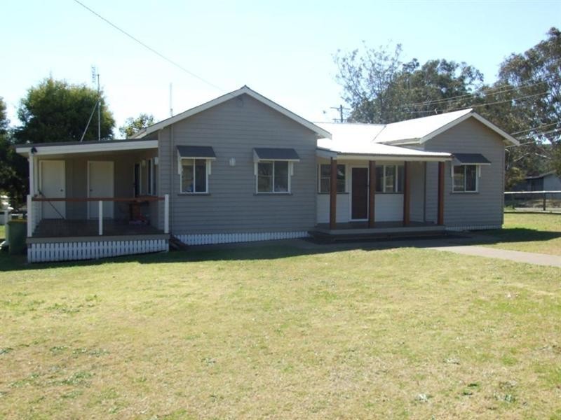 2 New England Highway, Crows Nest QLD 4355