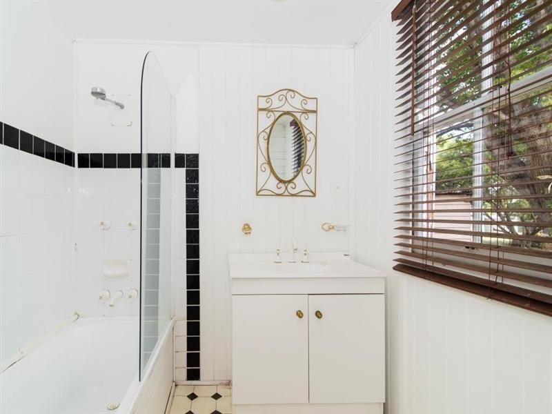 7 Esk Street, Crows Nest QLD 4355