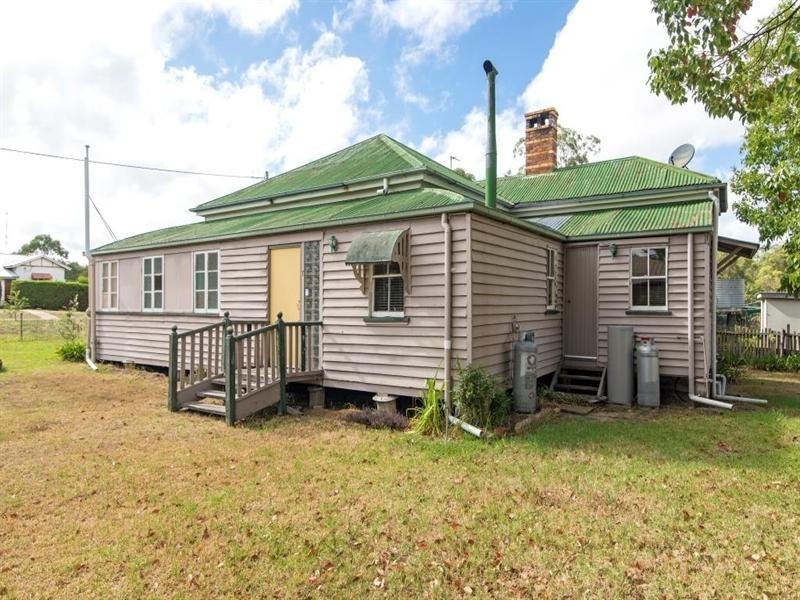 7 Esk Street, Crows Nest QLD 4355