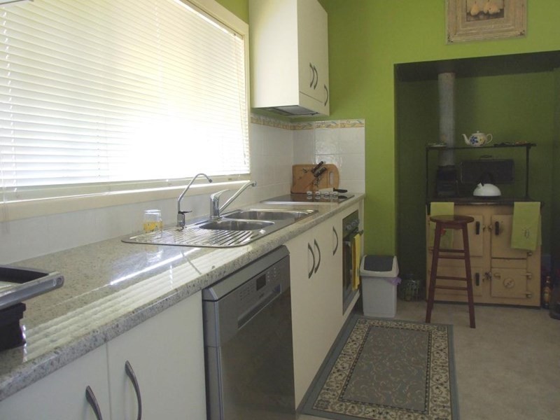 18 John Street, Crows Nest QLD 4355