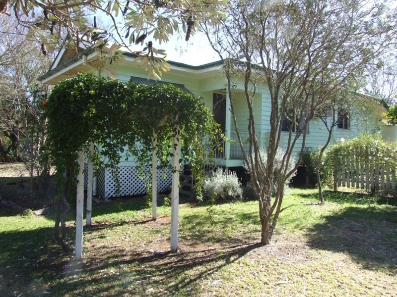 3a Station Street, Hampton QLD 4352