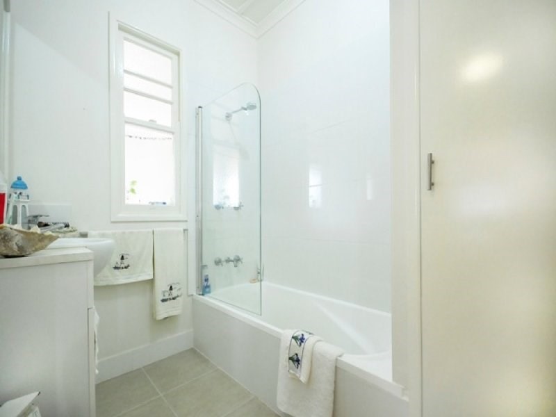 2/12a Creek Street, Crows Nest QLD 4355