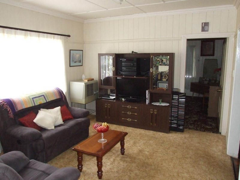 17 Albert Street, Crows Nest QLD 4355