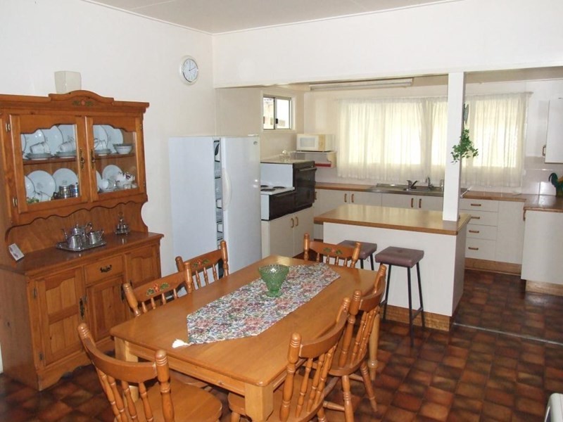 17 Albert Street, Crows Nest QLD 4355