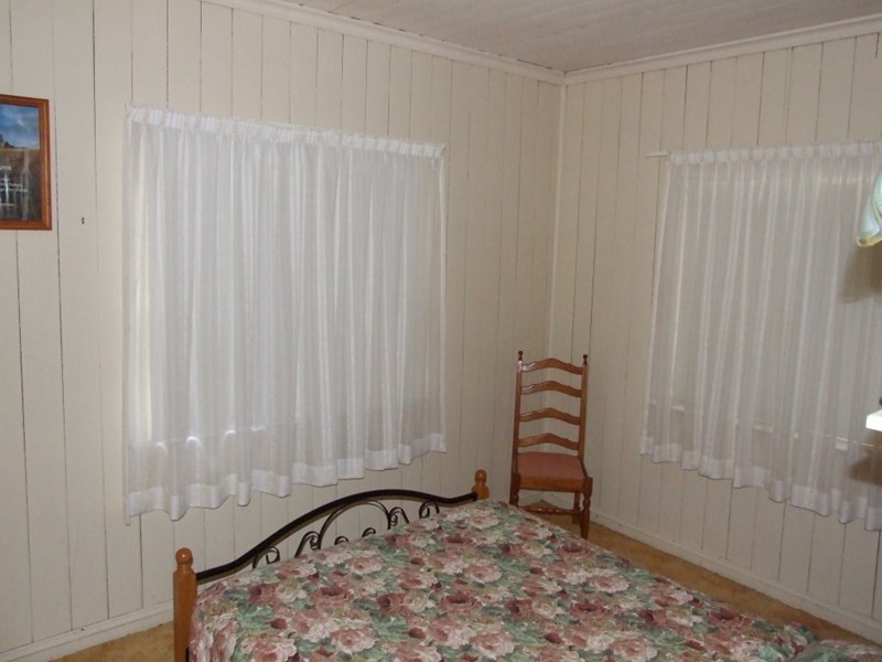 17 Albert Street, Crows Nest QLD 4355