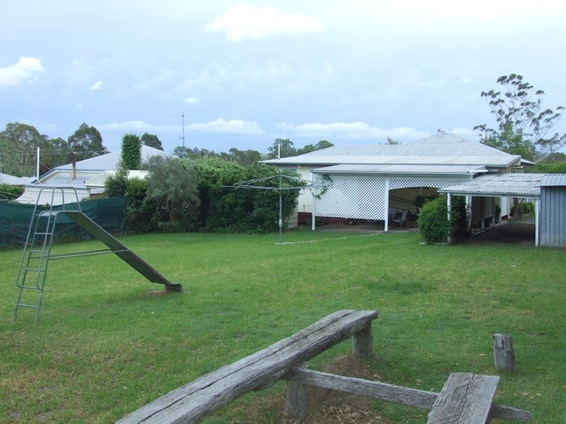 17 Albert Street, Crows Nest QLD 4355