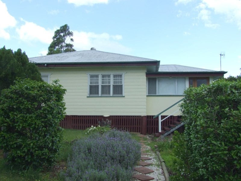 17 Albert Street, Crows Nest QLD 4355