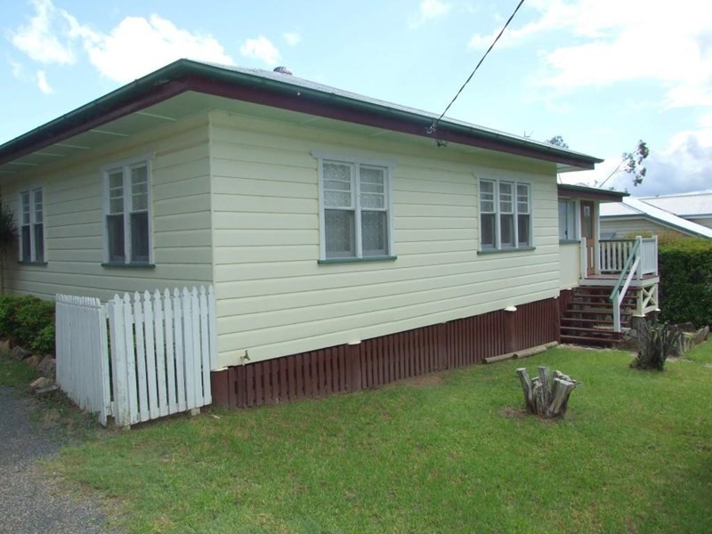 17 Albert Street, Crows Nest QLD 4355