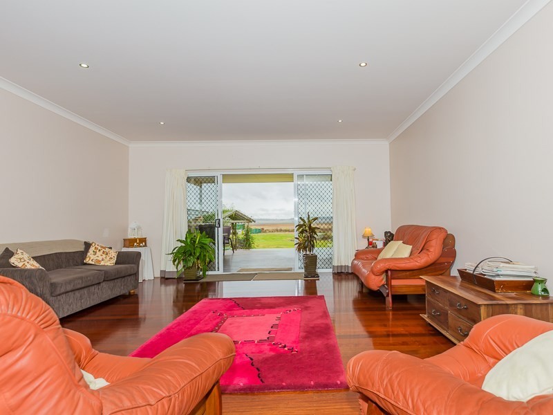 2 McKenzies Road, Oakey QLD 4401