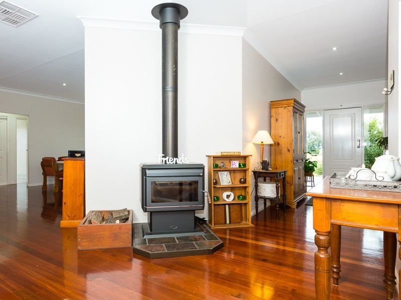 2 McKenzies Road, Oakey QLD 4401