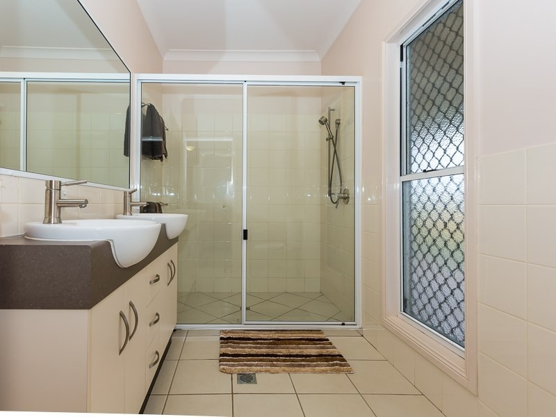 2 McKenzies Road, Oakey QLD 4401