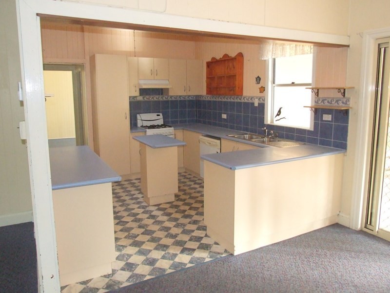 32 South Street, Crows Nest QLD 4355