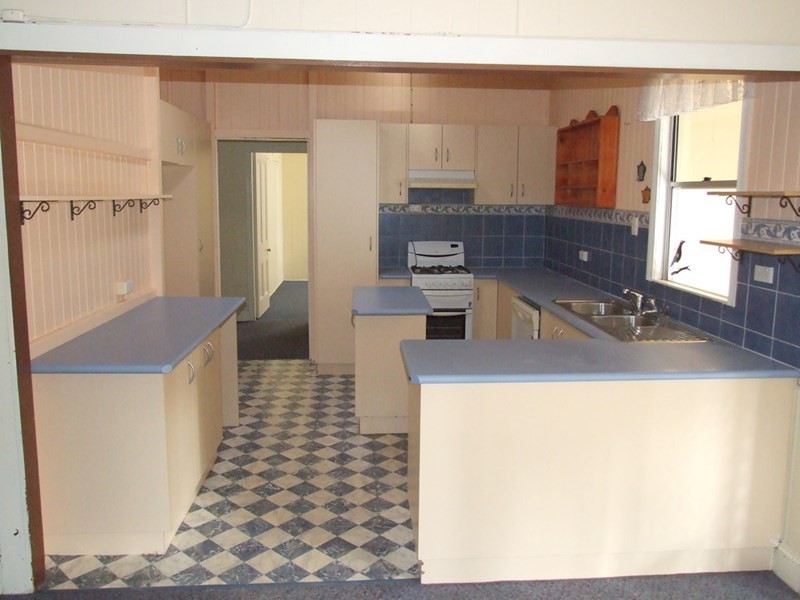 32 South Street, Crows Nest QLD 4355