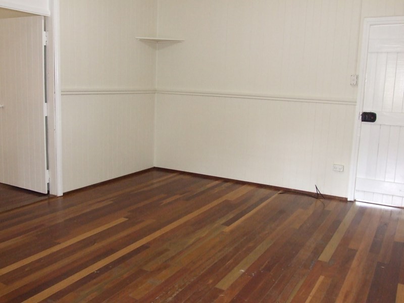 16 Esk Street, Crows Nest QLD 4355