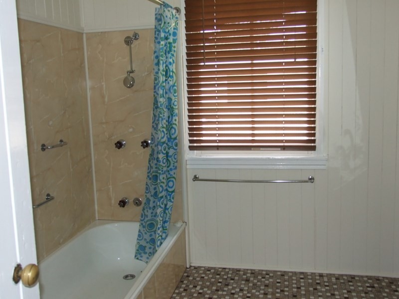 16 Esk Street, Crows Nest QLD 4355