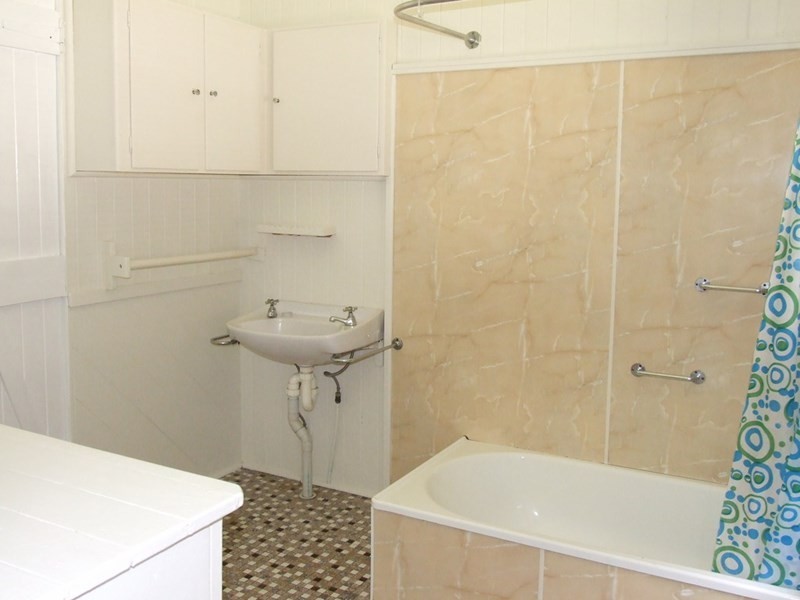 16 Esk Street, Crows Nest QLD 4355