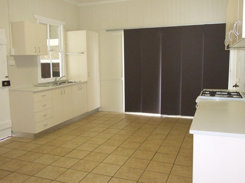 16 Esk Street, Crows Nest QLD 4355