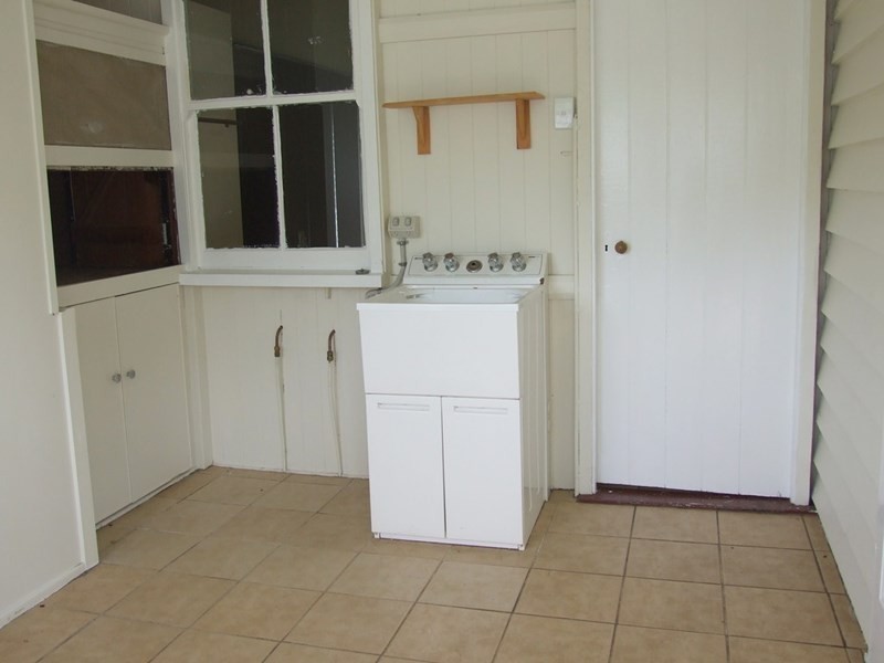 16 Esk Street, Crows Nest QLD 4355