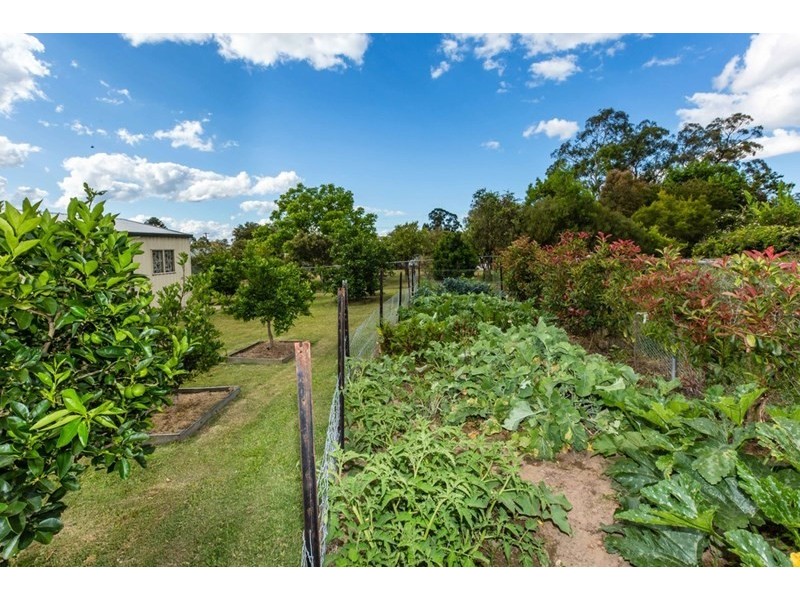 8 Samuel Avenue, Crows Nest QLD 4355