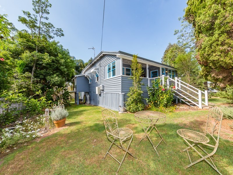 8 Albert Street, Crows Nest QLD 4355