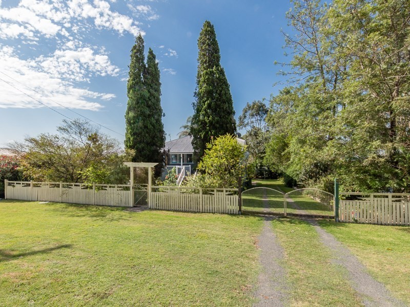 8 Albert Street, Crows Nest QLD 4355