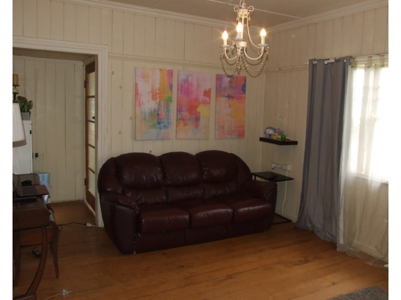 17 Albert Street, Crows Nest QLD 4355