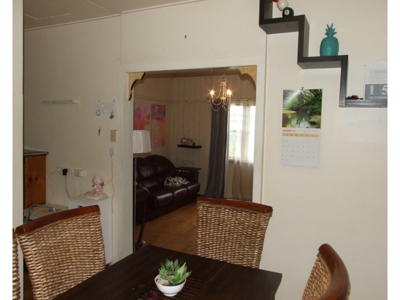 17 Albert Street, Crows Nest QLD 4355