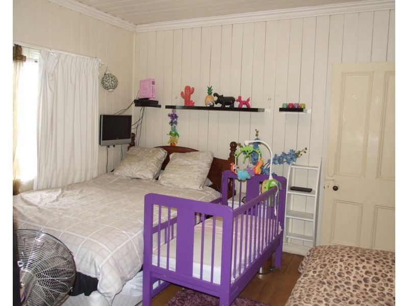 17 Albert Street, Crows Nest QLD 4355