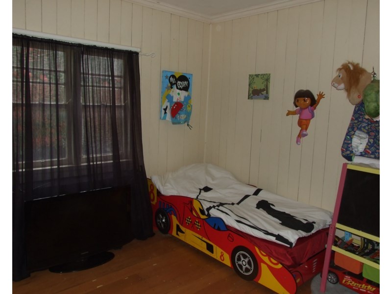 17 Albert Street, Crows Nest QLD 4355