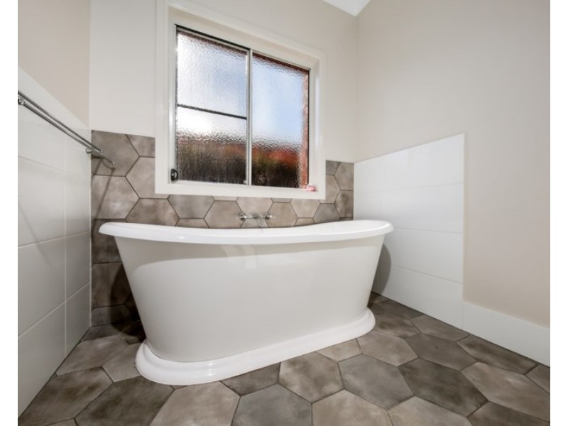 18 Samuel Avenue, Crows Nest QLD 4355