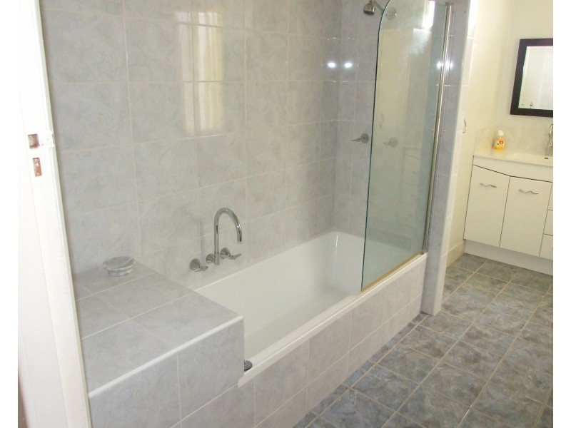 3 New England Highway, Crows Nest QLD 4355