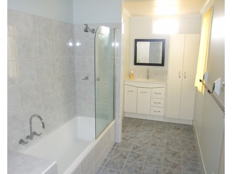 3 New England Highway, Crows Nest QLD 4355