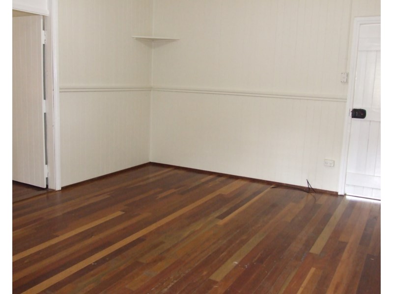 16 Esk Street, Crows Nest QLD 4355