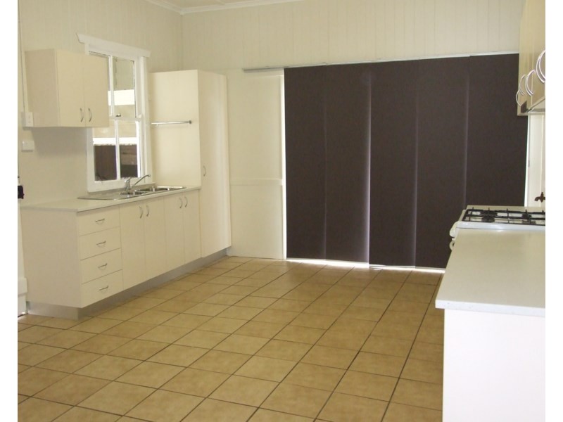 16 Esk Street, Crows Nest QLD 4355